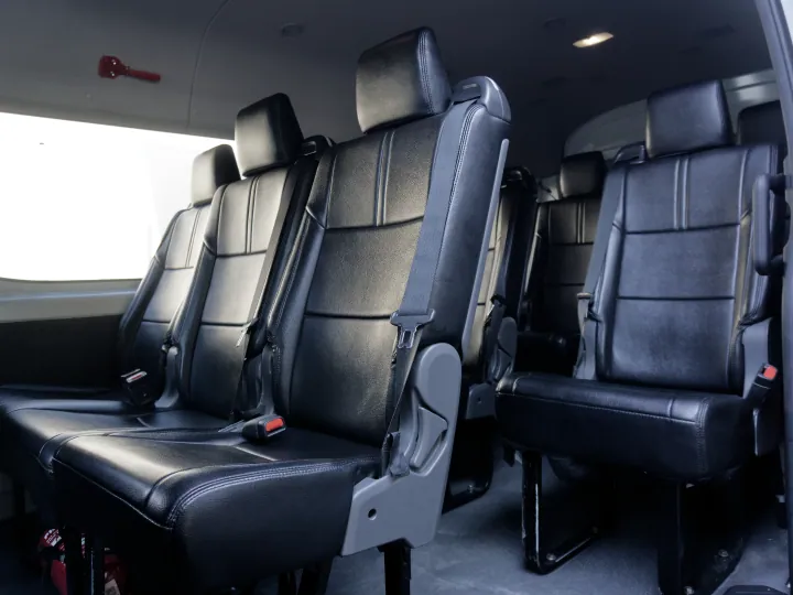 Interior Shuttle Eksekutif HiAce
